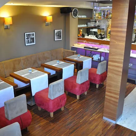 Atrium 3*